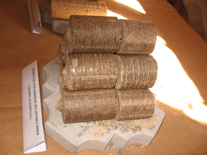 Продаем брикеты из опилок диам. 60мм грн.0