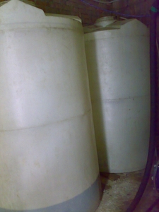 Продам вертикальные пластиковые однослойные ёмкости б/у 2,5; 10 м.куб грн.0